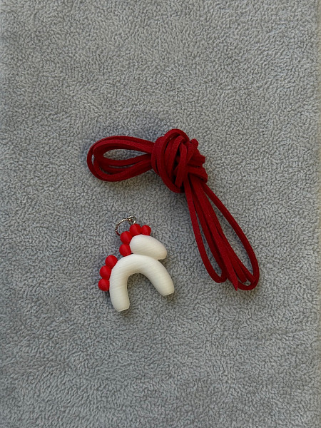 Подвеска Лошадка красно-белый