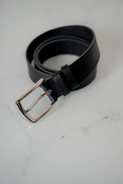 Ремень со строчкой черный